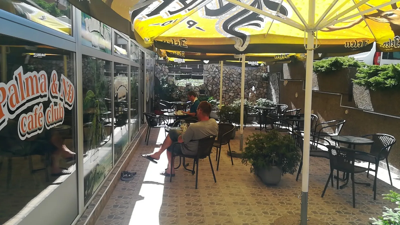 Platinum Caffe Club & Shisha Bar - 2